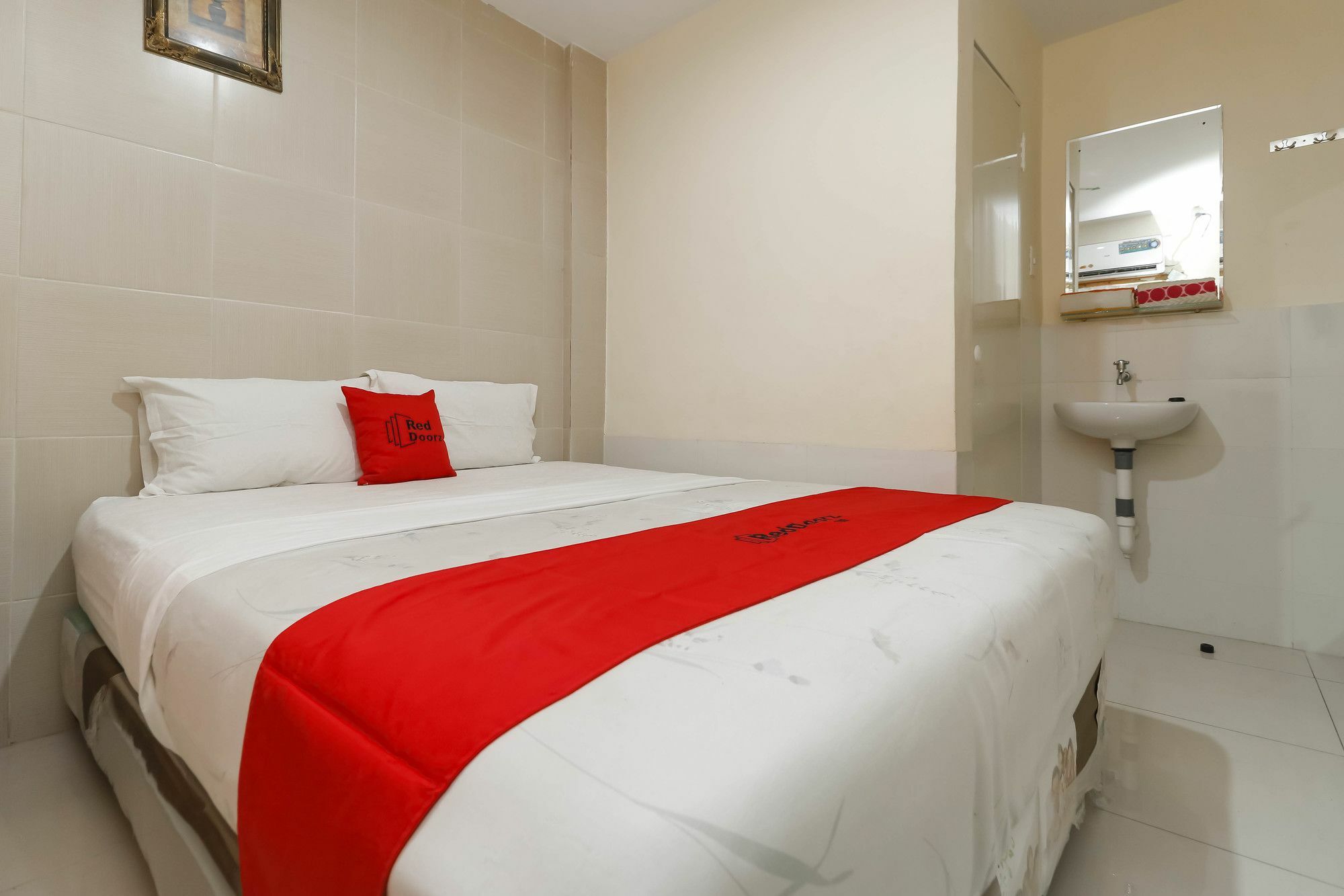 Reddoorz Near Maimun Palace Медан Екстериор снимка